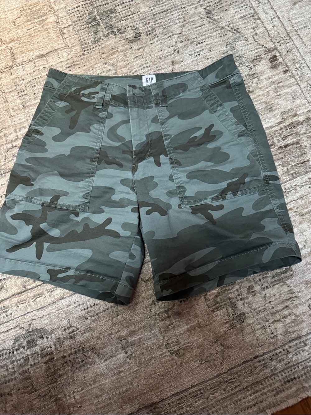 GAP Men's Olive Green Camo Shorts